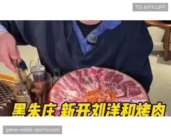 刘洋训练完吃路边摊，手上那块表闪得比我半年工资还明显