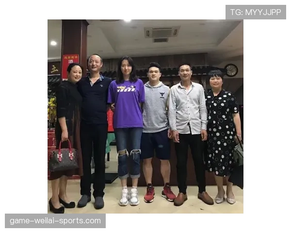 石智勇台上像战神，台下那一整墙的名牌鞋让我立刻尴尬到无地自容